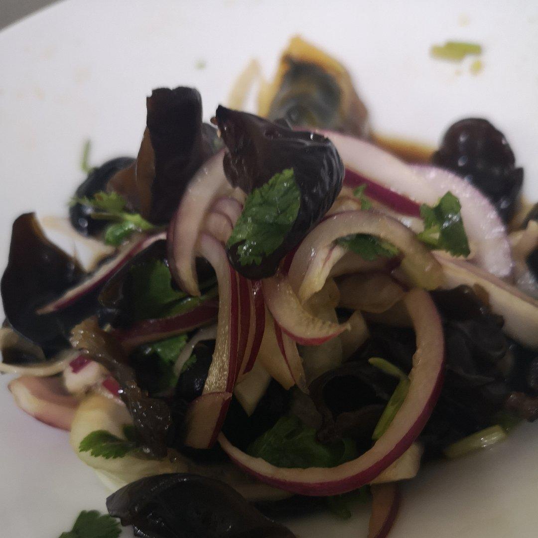 洋葱拌木耳