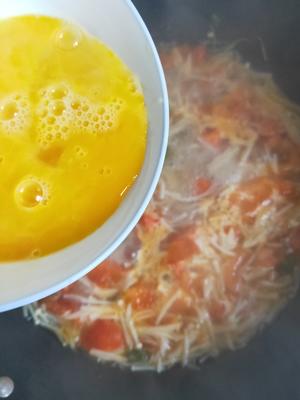 减肥的首选早餐------简单美味又营养 的番茄金针菇火腿鸡蛋汤的做法 步骤7
