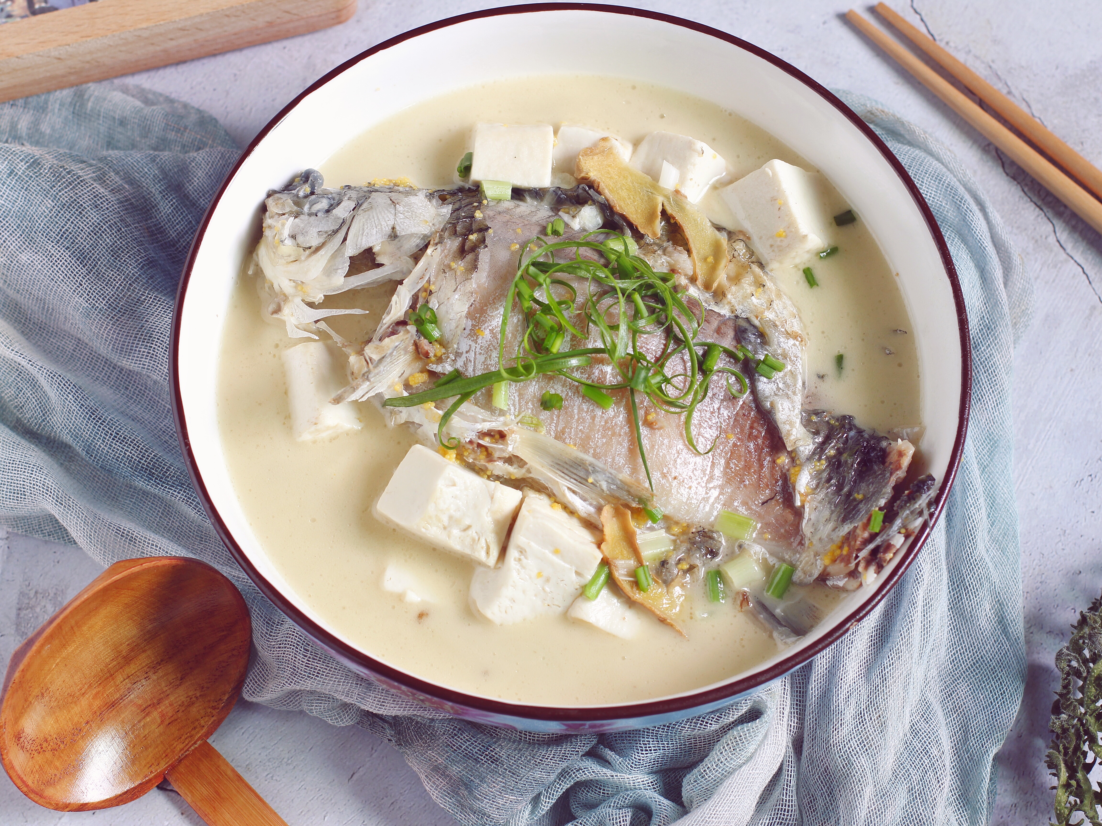 汤白鱼鲜营养多，鲫鱼豆腐汤的做法 步骤12