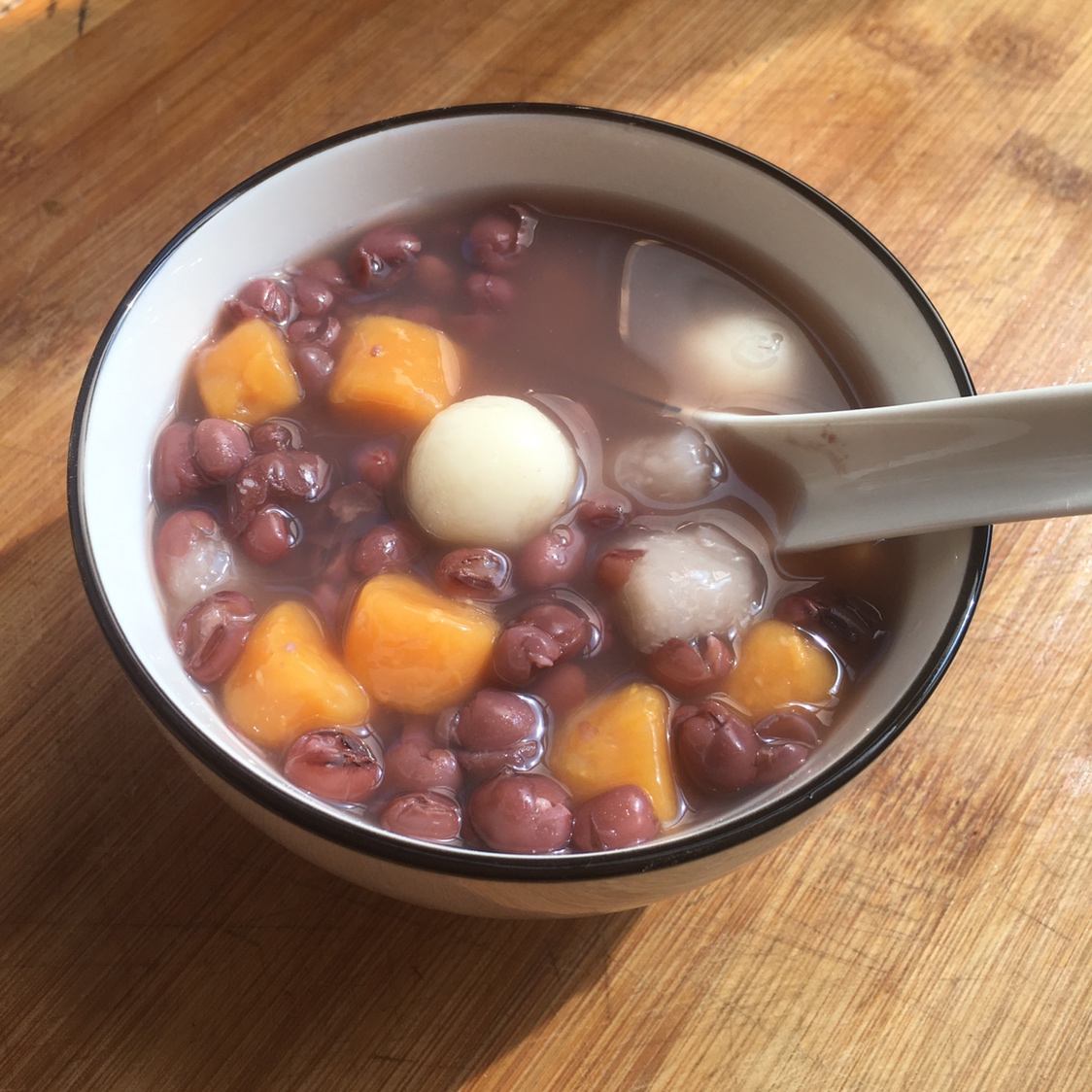 芋圆小汤圆葡萄干红豆沙汤的做法