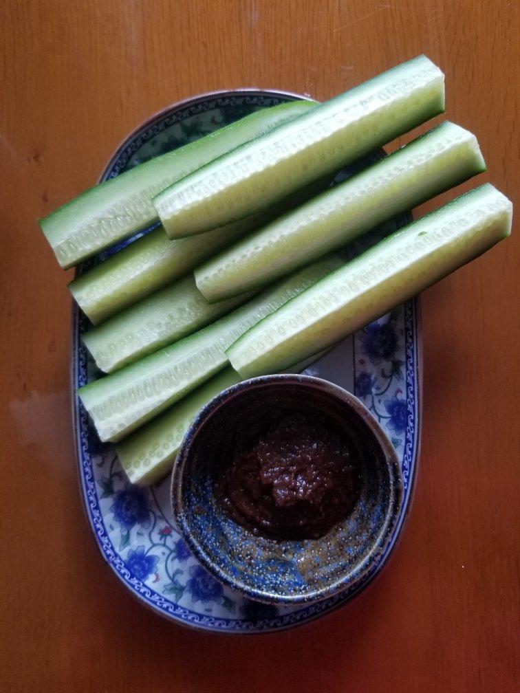 黄瓜蘸酱