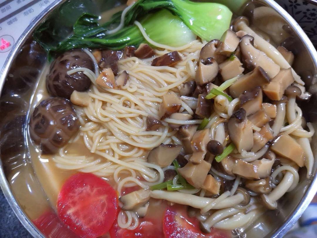 菌汤面条 看得见的香菇 尝得到的鲜美 这才是真正的菌汤