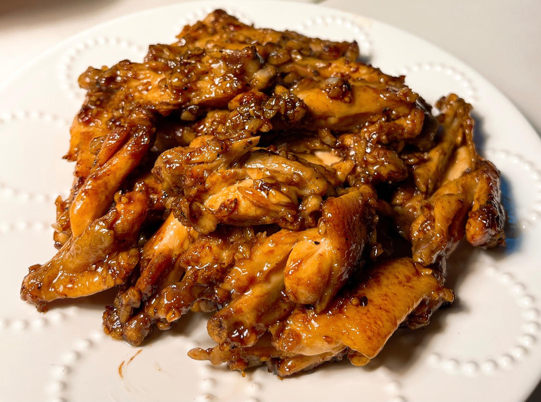 蒜香浓郁，鲜嫩多汁的蒜香鸡翅