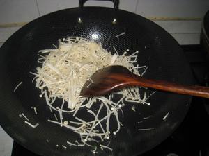 金针菇炒蛋的做法 步骤3