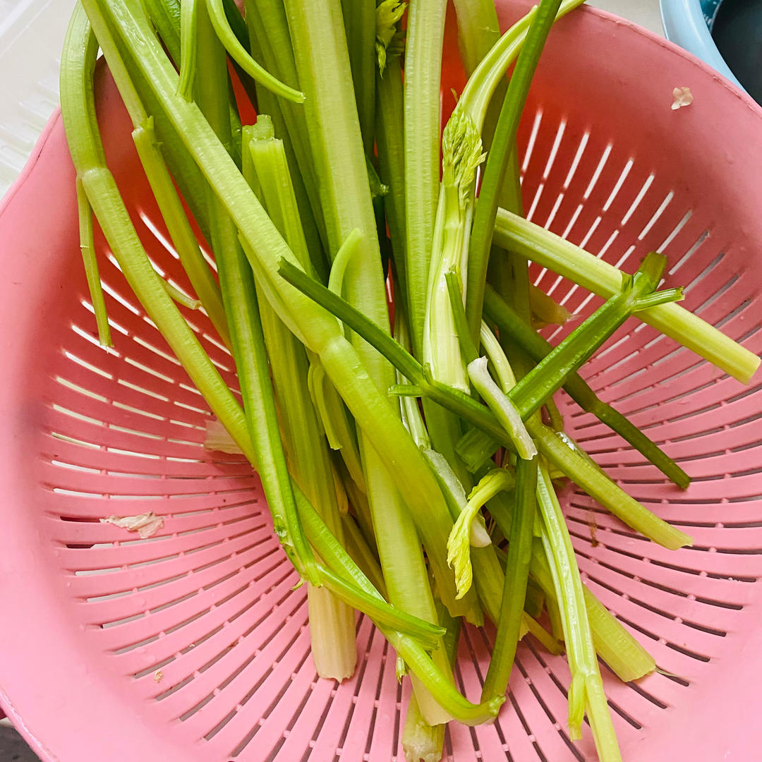 芹菜叶鸡蛋饼