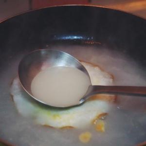 五分钟一颗蛋的简易奶白高汤的做法 步骤5