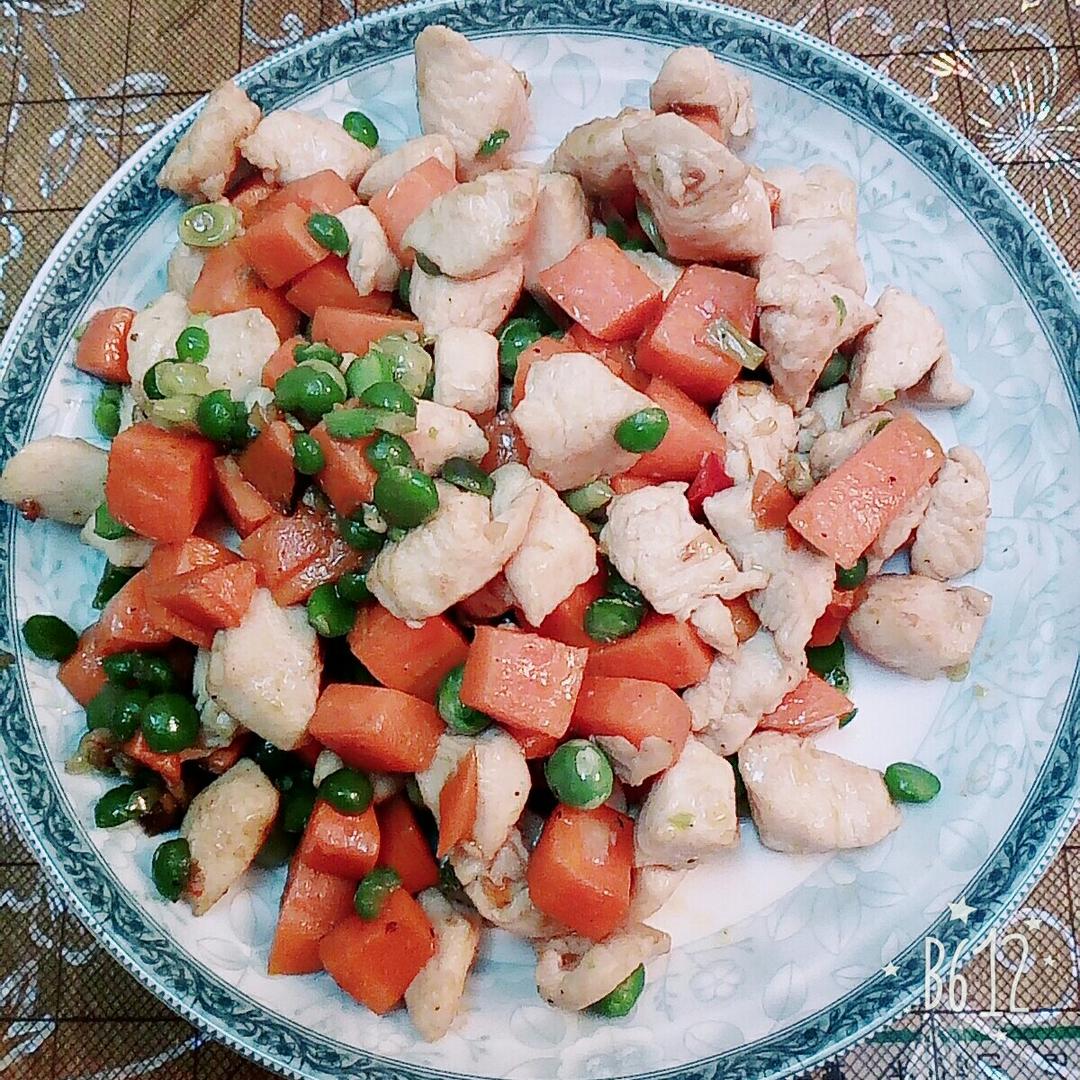 胡萝卜豌豆玉米炒鸡胸脯