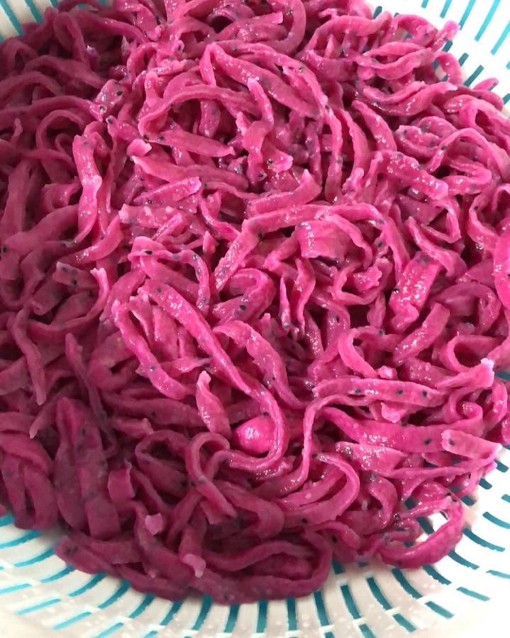 有颜值的手擀面
（红心火龙果手擀面）