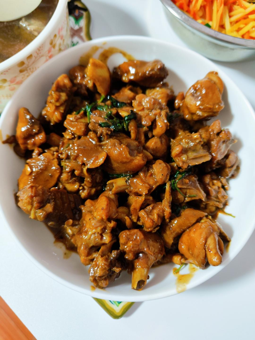 厨师长教你：“三杯鸡”的家常做法，汁香味浓，鲜嫩爽滑