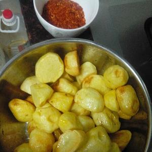 清油炸土豆块蘸辣椒面（简单又好吃）的做法 步骤5