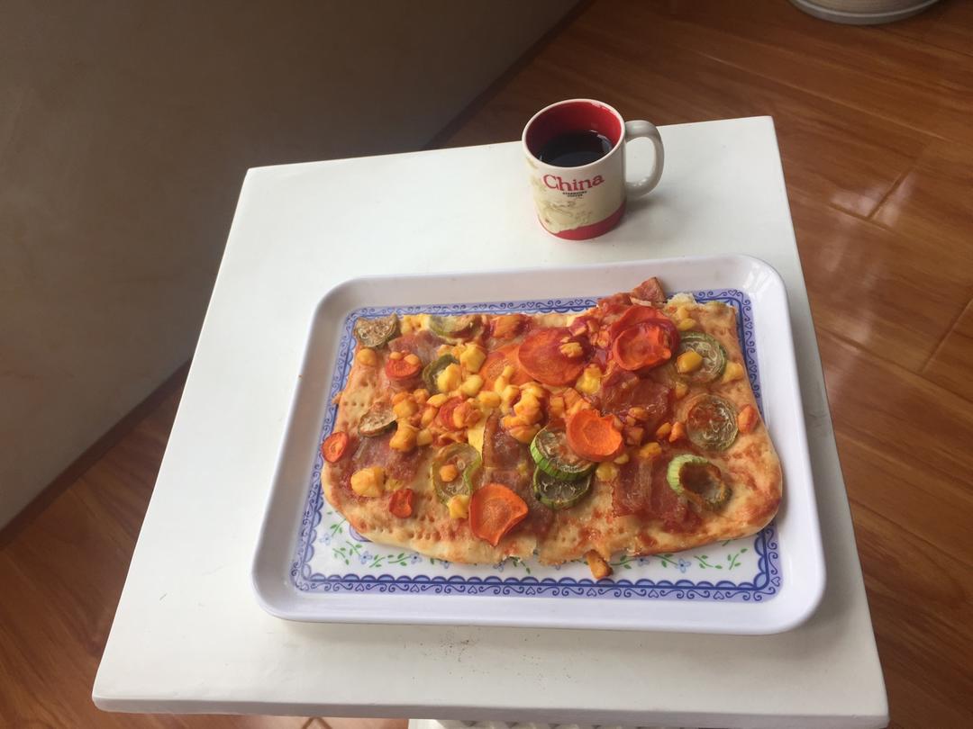 薄饼脆皮火腿pizza