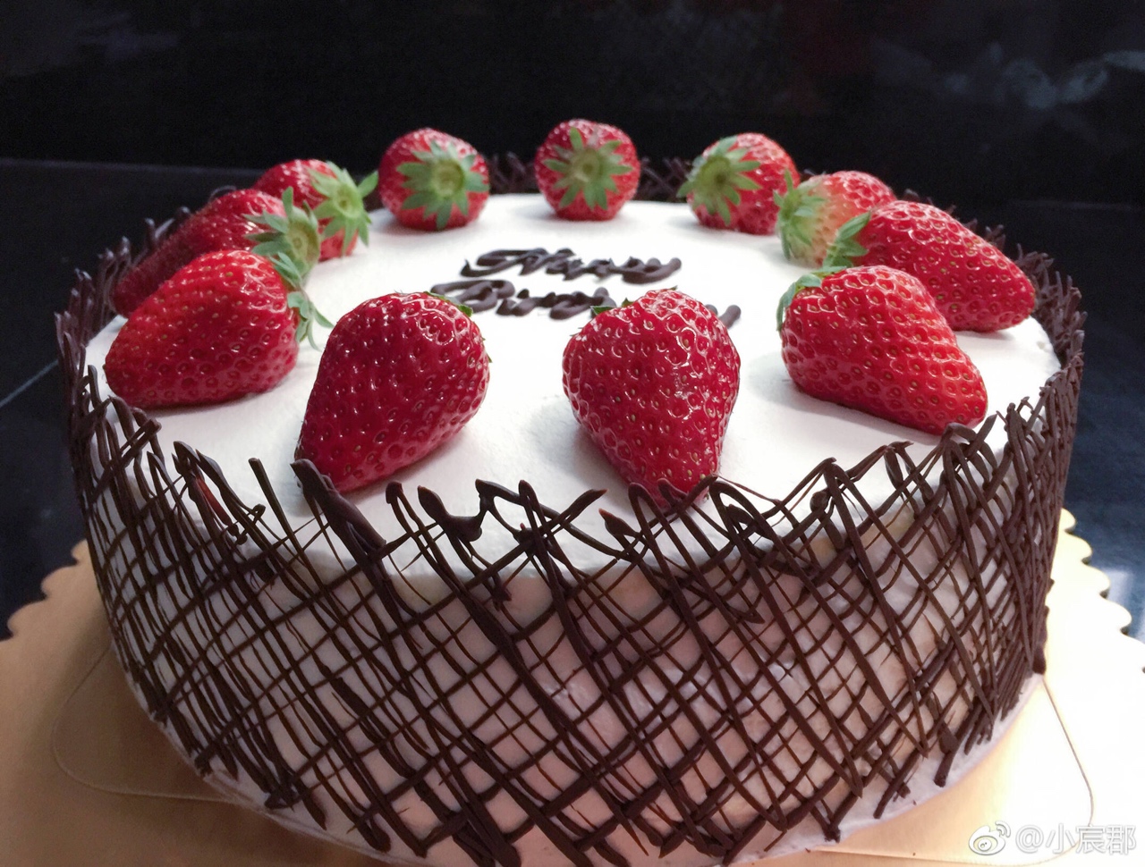 草莓蛋糕（巧克力围边）