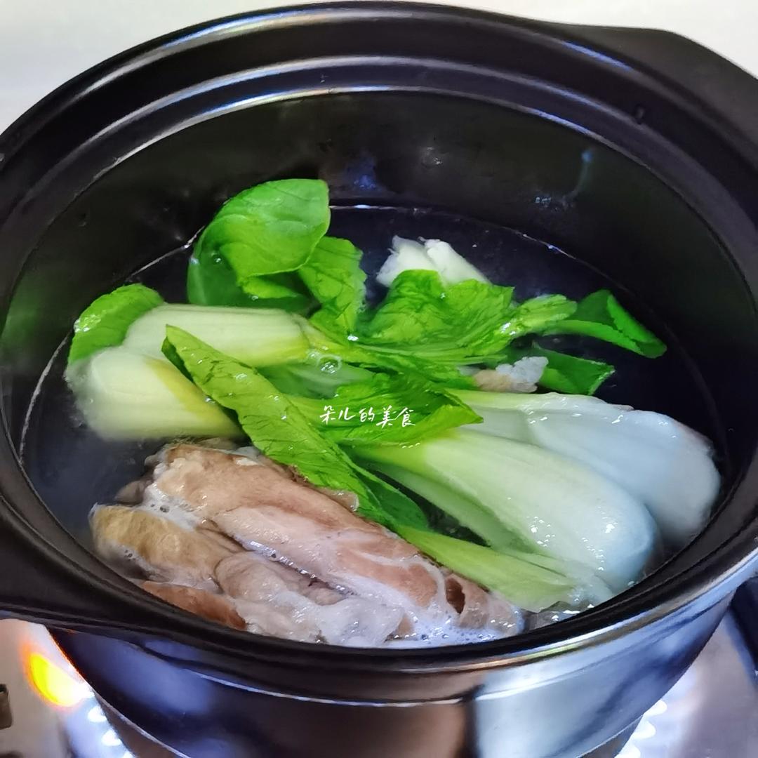 番茄酸汤砂锅肥牛面的做法 步骤2