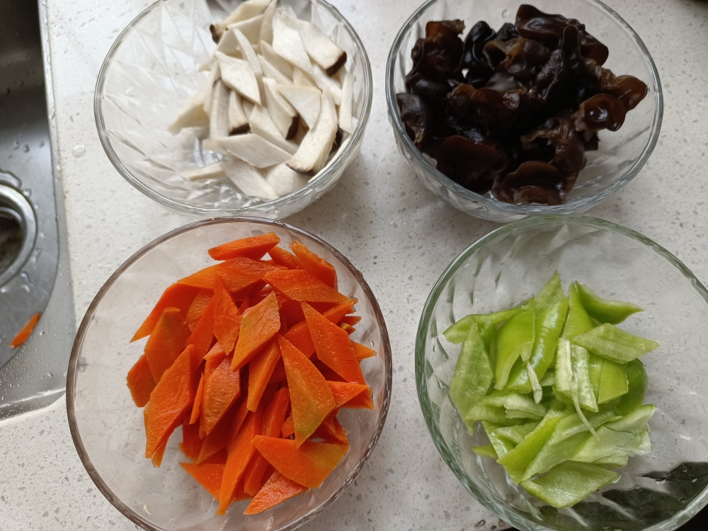 青椒木耳炒杏鲍菇——家常素小炒的做法 步骤4