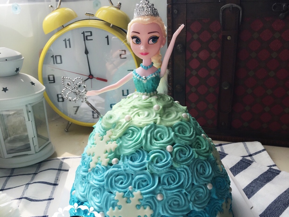冰雪奇缘 艾莎公主娃娃
奶油渐变 芭比蛋糕的做法 步骤8