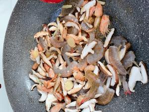 不想做饭就喝粥鸭！鲜虾蘑菇粥的做法 步骤12
