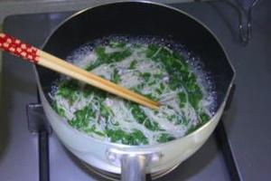 皮皮虾青菜汤面的做法 步骤3
