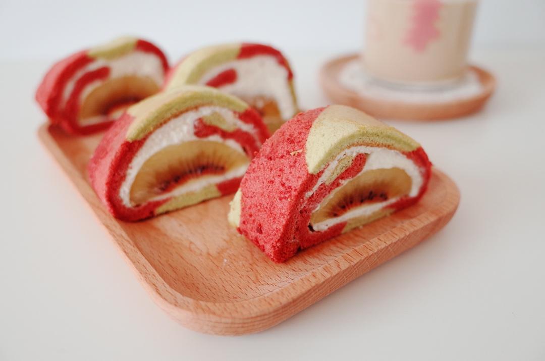 抹茶和红丝绒的圣诞蛋糕卷