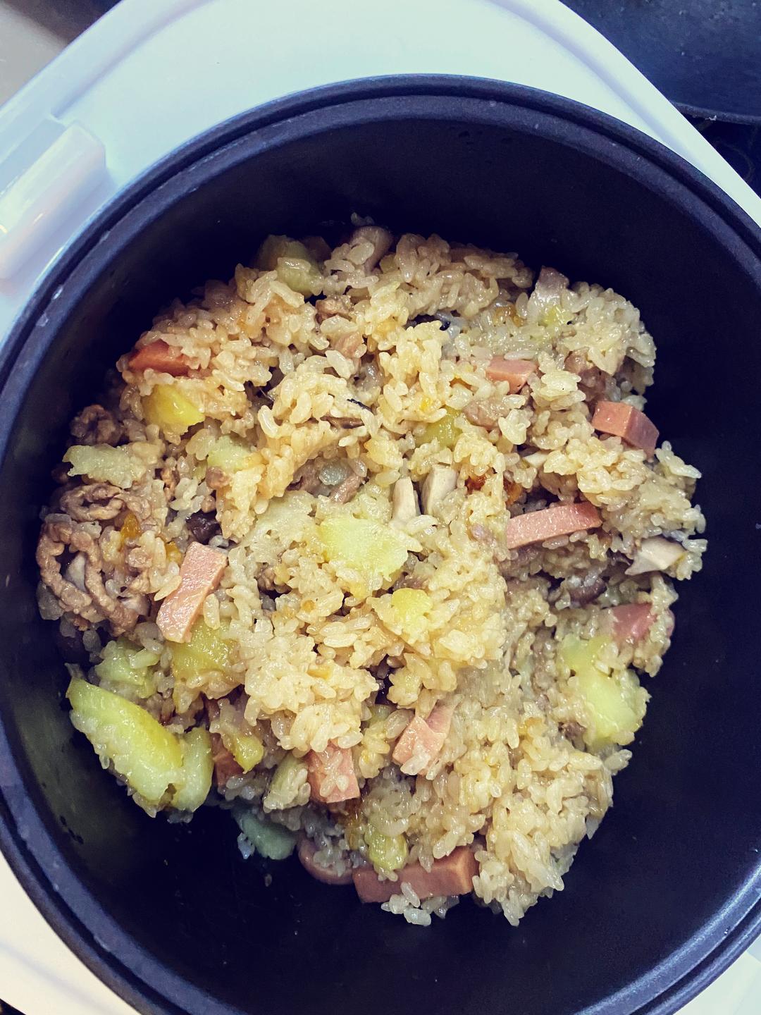 电饭锅土豆香肠香菇焖饭
