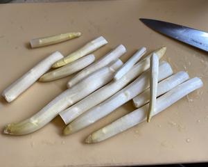 香煎白芦笋配荷兰酱WHITE ASPARAGUS WITH EASY HOLLANDAISE SAUCE的做法 步骤3