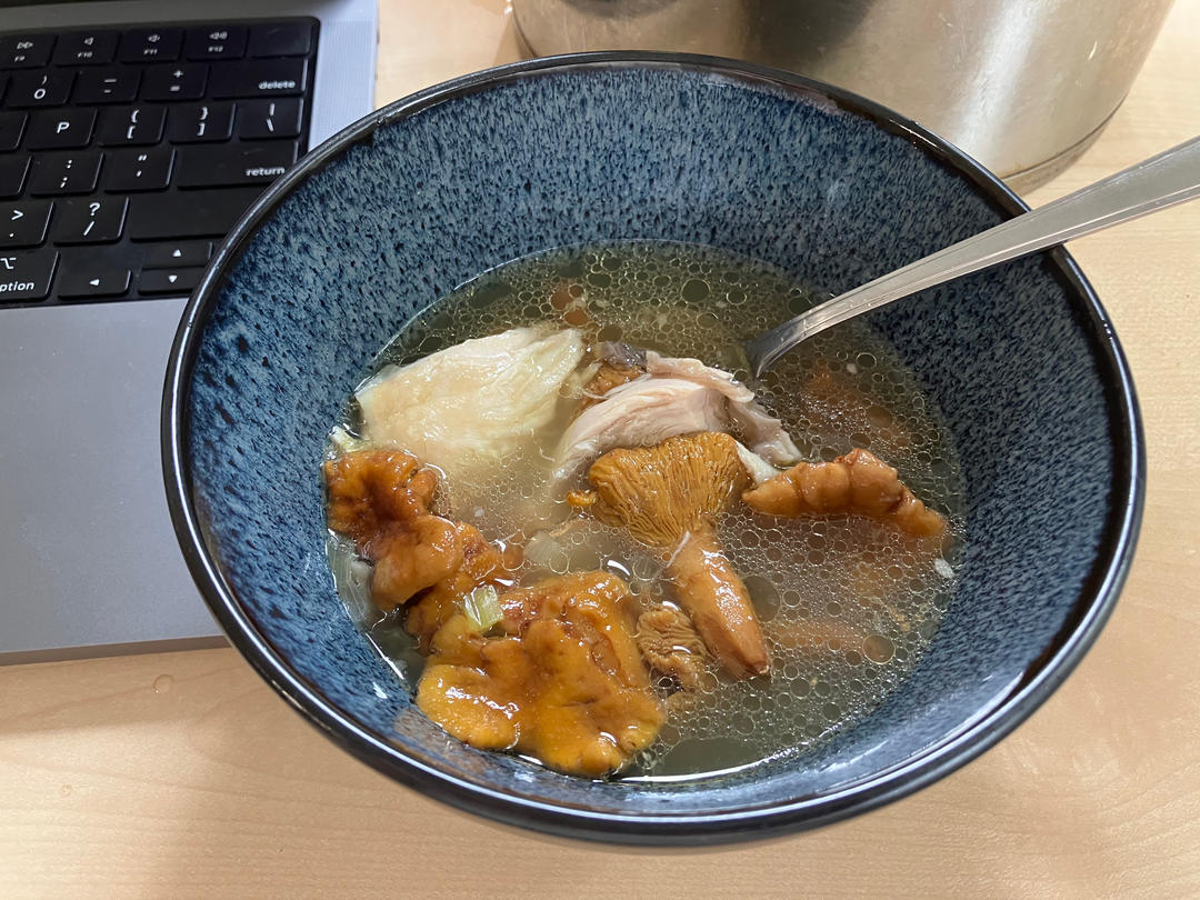 鸡油菌炖鸡汤