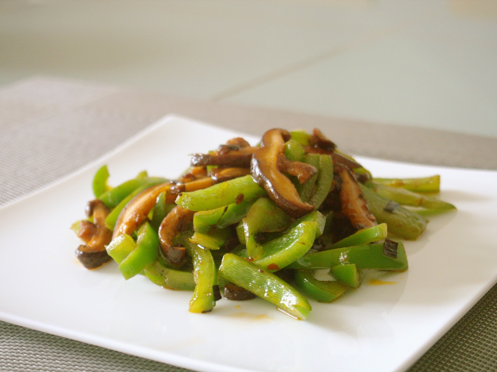 青椒炒香菇