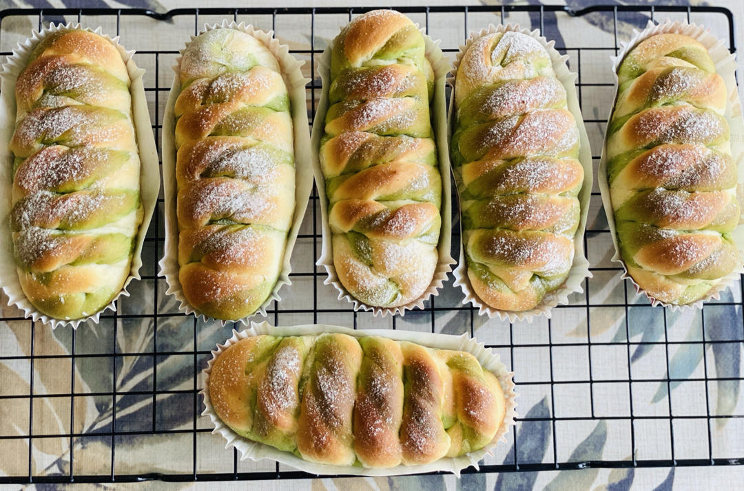 双色抹茶旋风卷面包