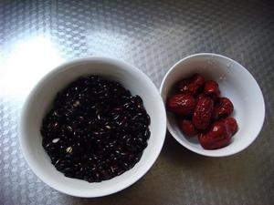 红枣黑豆豆浆——健康养生豆浆的做法 步骤1