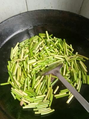 素炒蒜苔的做法 步骤3