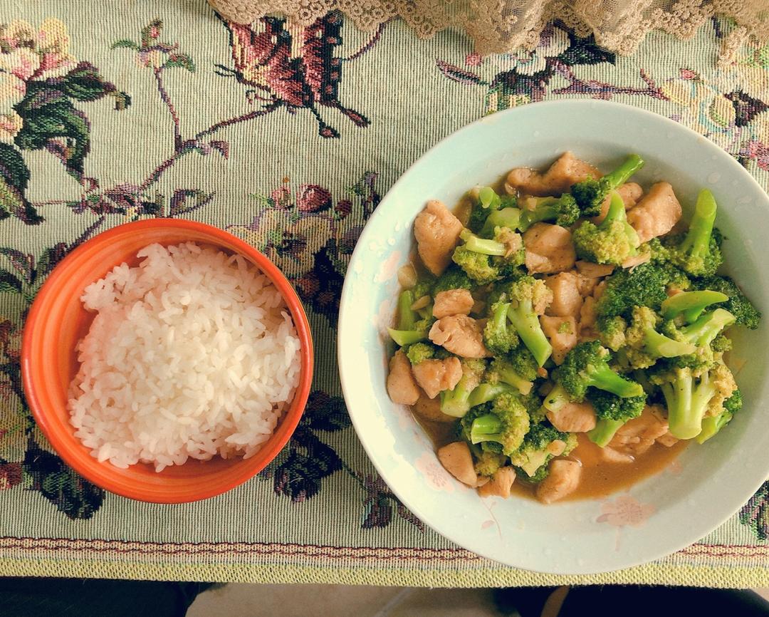 鸡胸肉炒西兰花