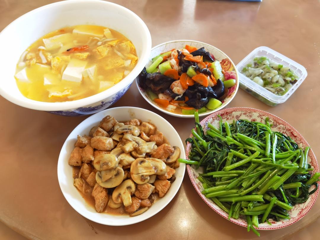 鲜虾菌菇豆腐汤