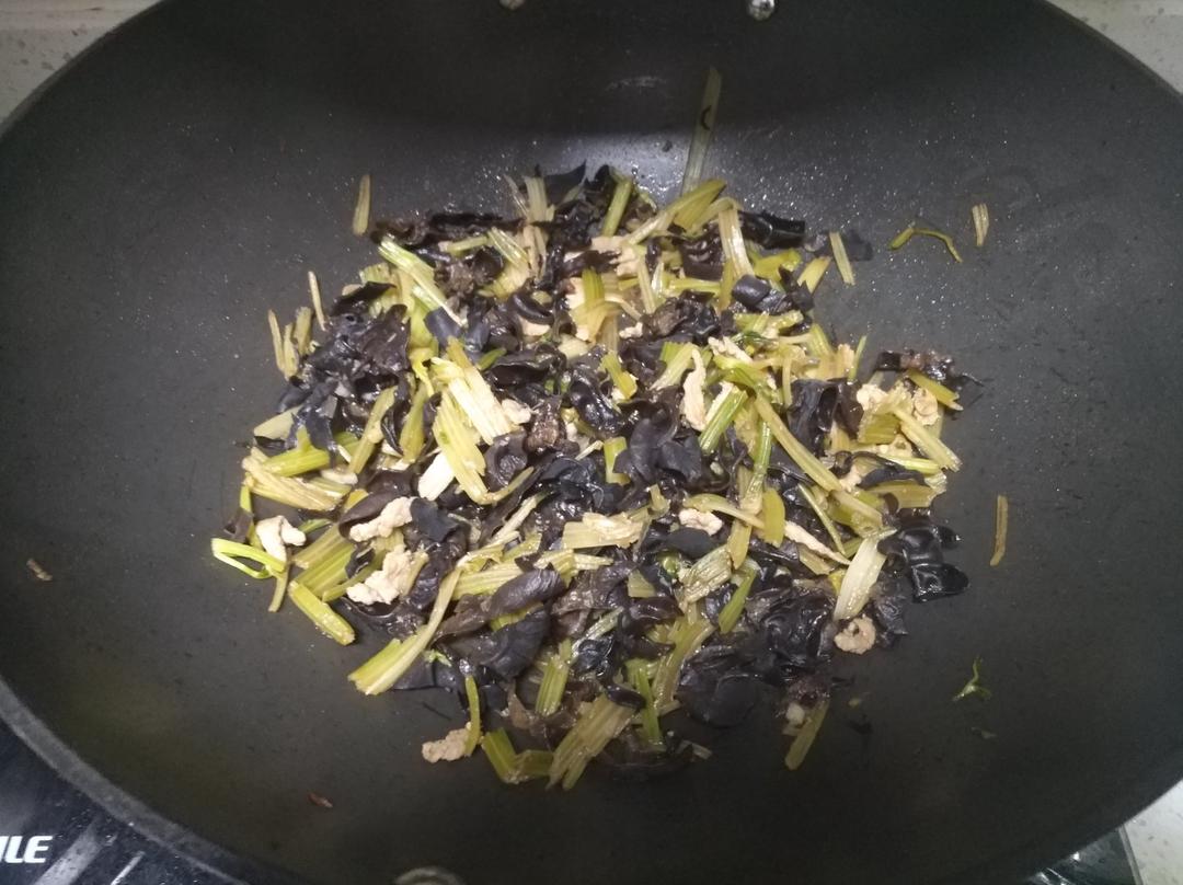 芹菜木耳炒肉丝