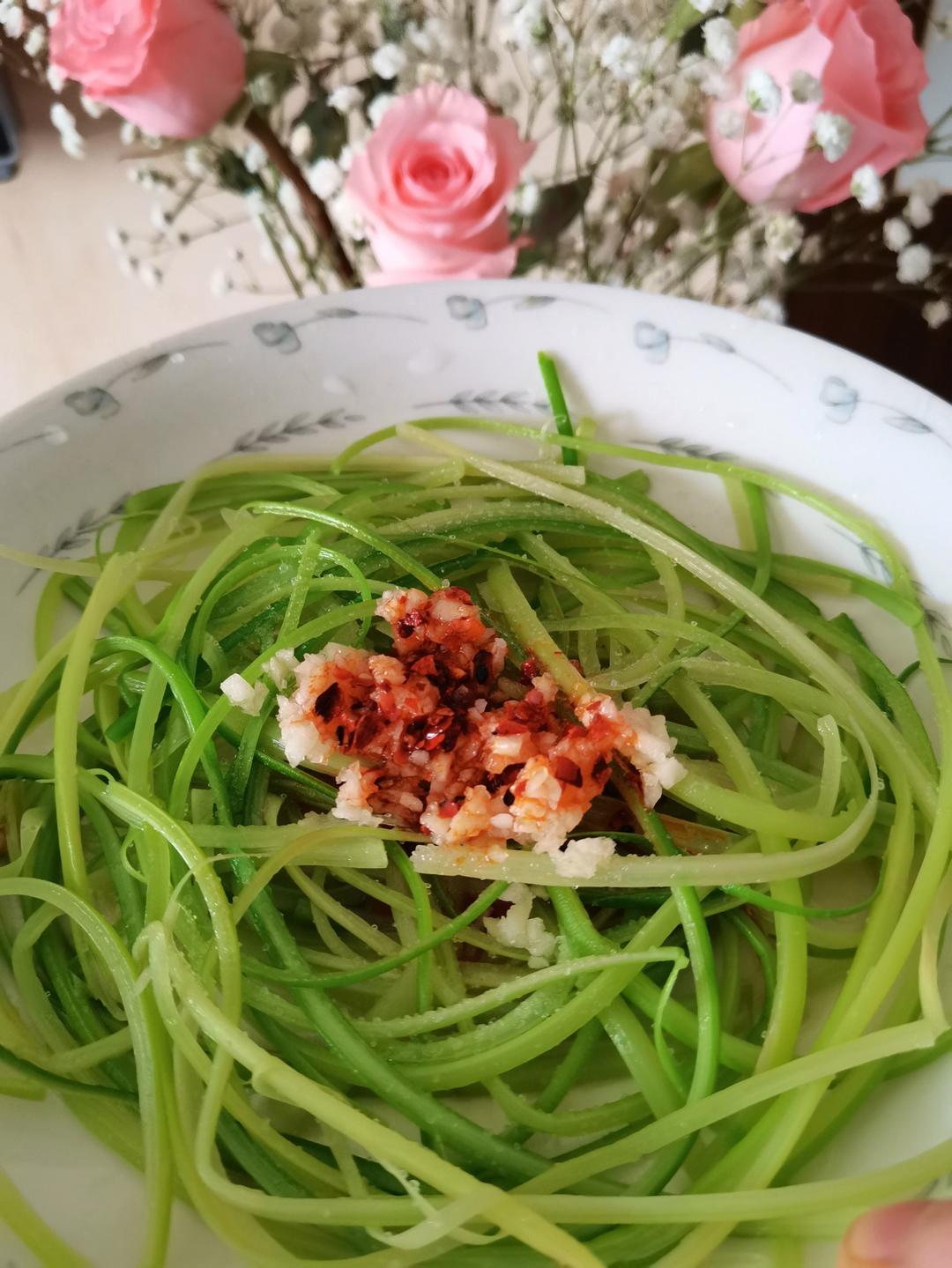 手撕蒜薹