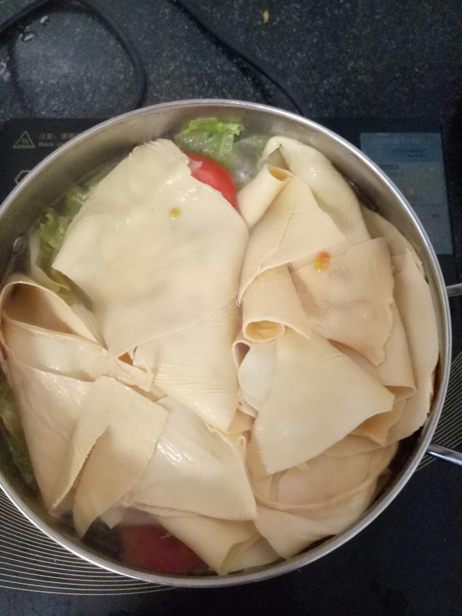 白菜煮豆皮（还有西红柿～）的做法 步骤4