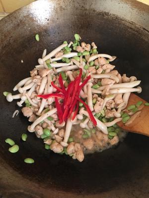 海鲜菇炒毛豆鸡丁的做法 步骤5