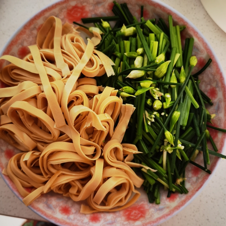 韭菜苔炒豆皮的做法