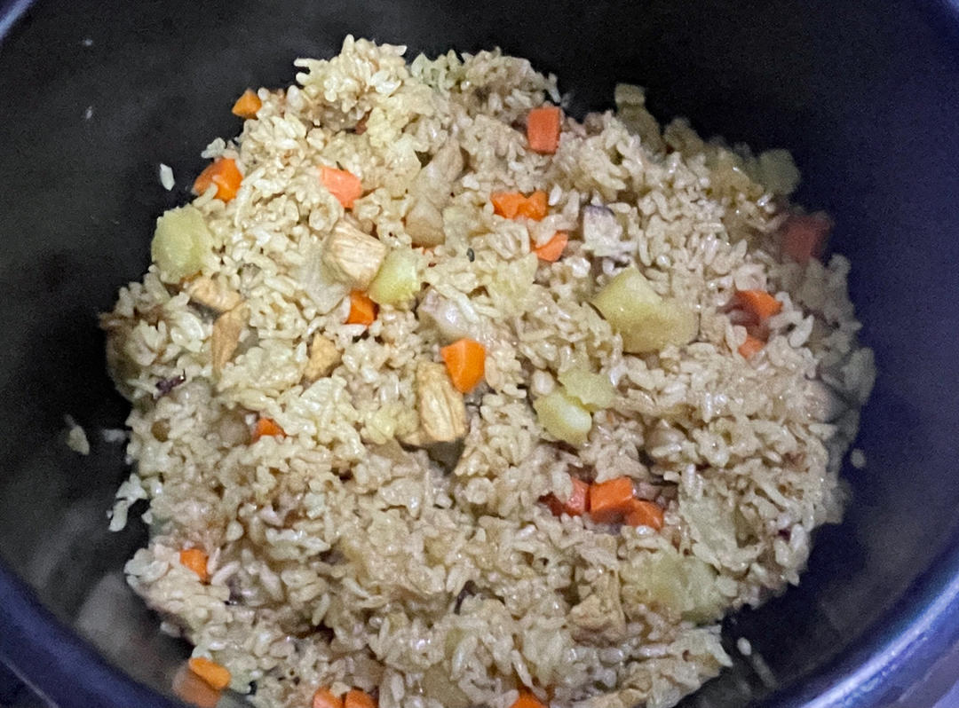 无敌简单的土豆五花肉焖饭，肉香十足，吃一次就上瘾