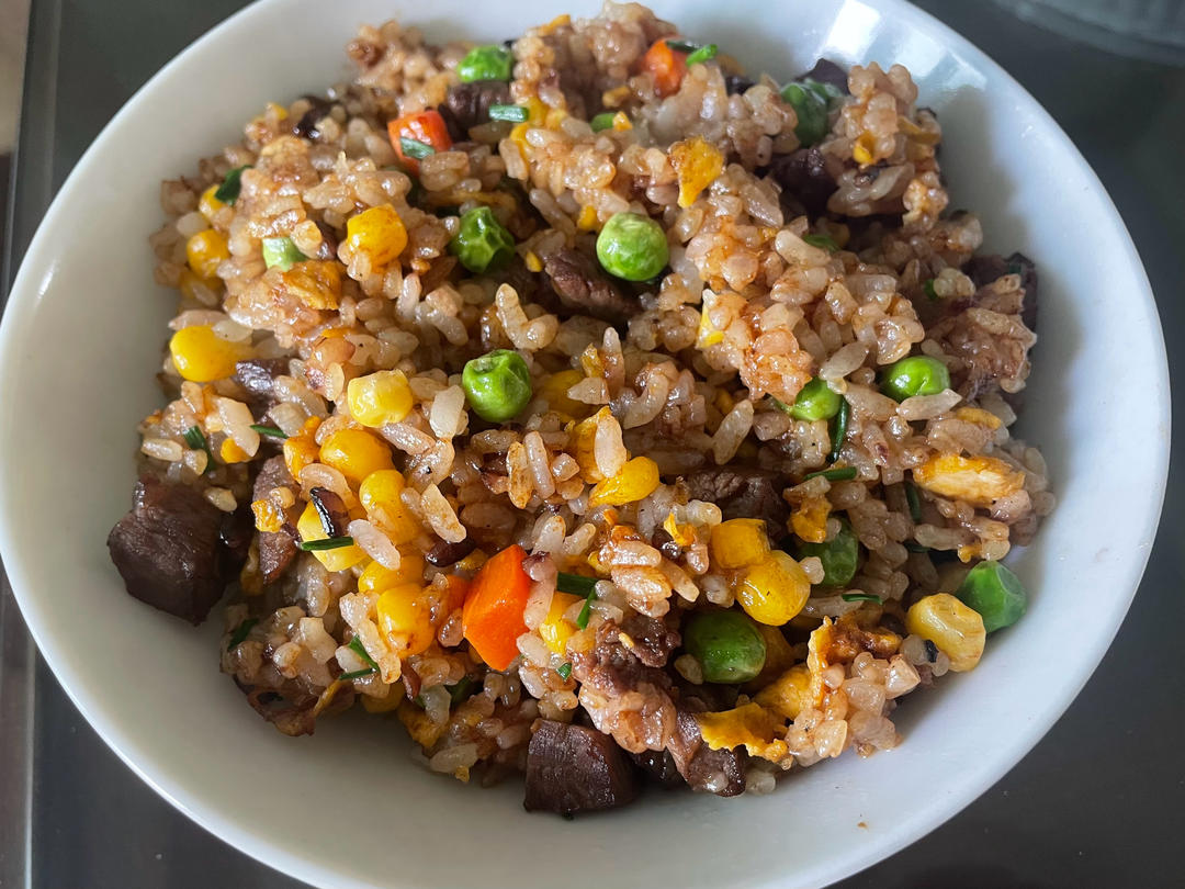 孩子最爱吃香喷喷的牛肉粒炒饭