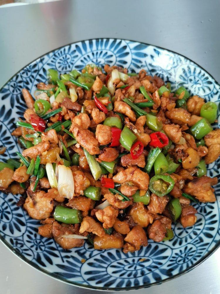 厨师长教你：“青椒炒鸡丁”的家常做法，开胃又下饭，味道很赞