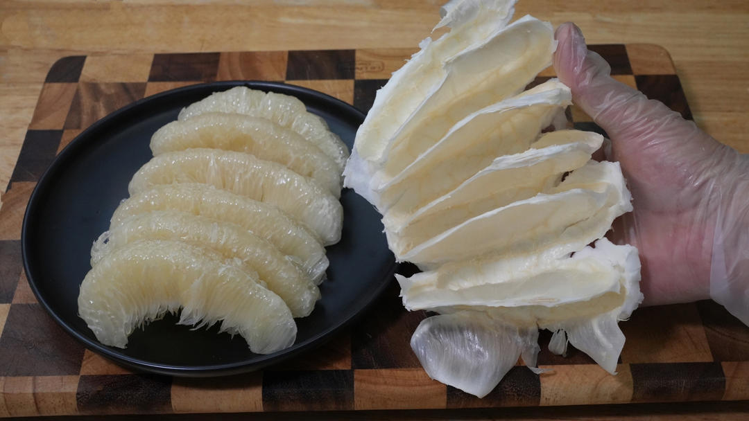 原来水果店老板娘是这样剥柚子的，难怪剥得又快又好