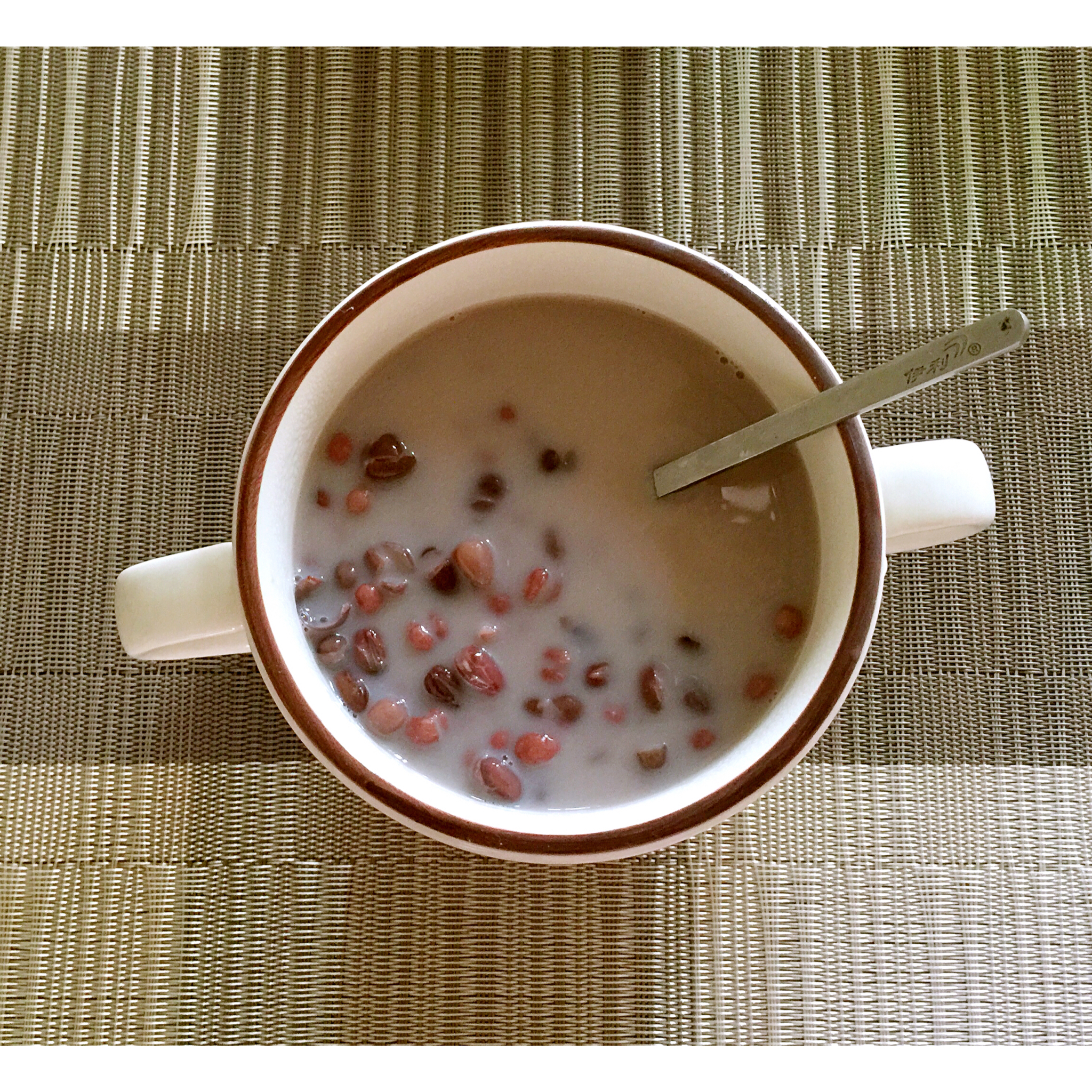 红枣红豆薏仁牛奶粥