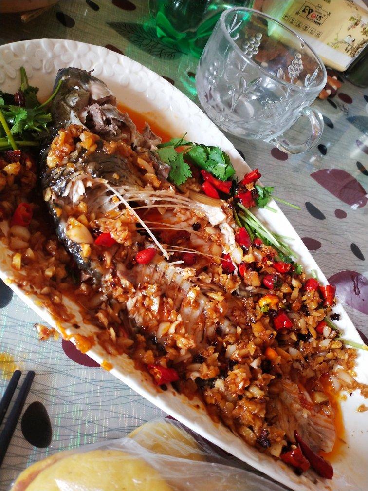 〈蒜香鲤鱼〉，太香了。欣小厨 😉