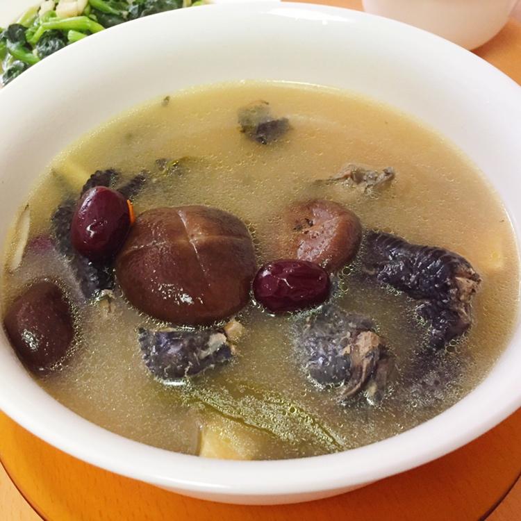枸杞红枣乌鸡汤
