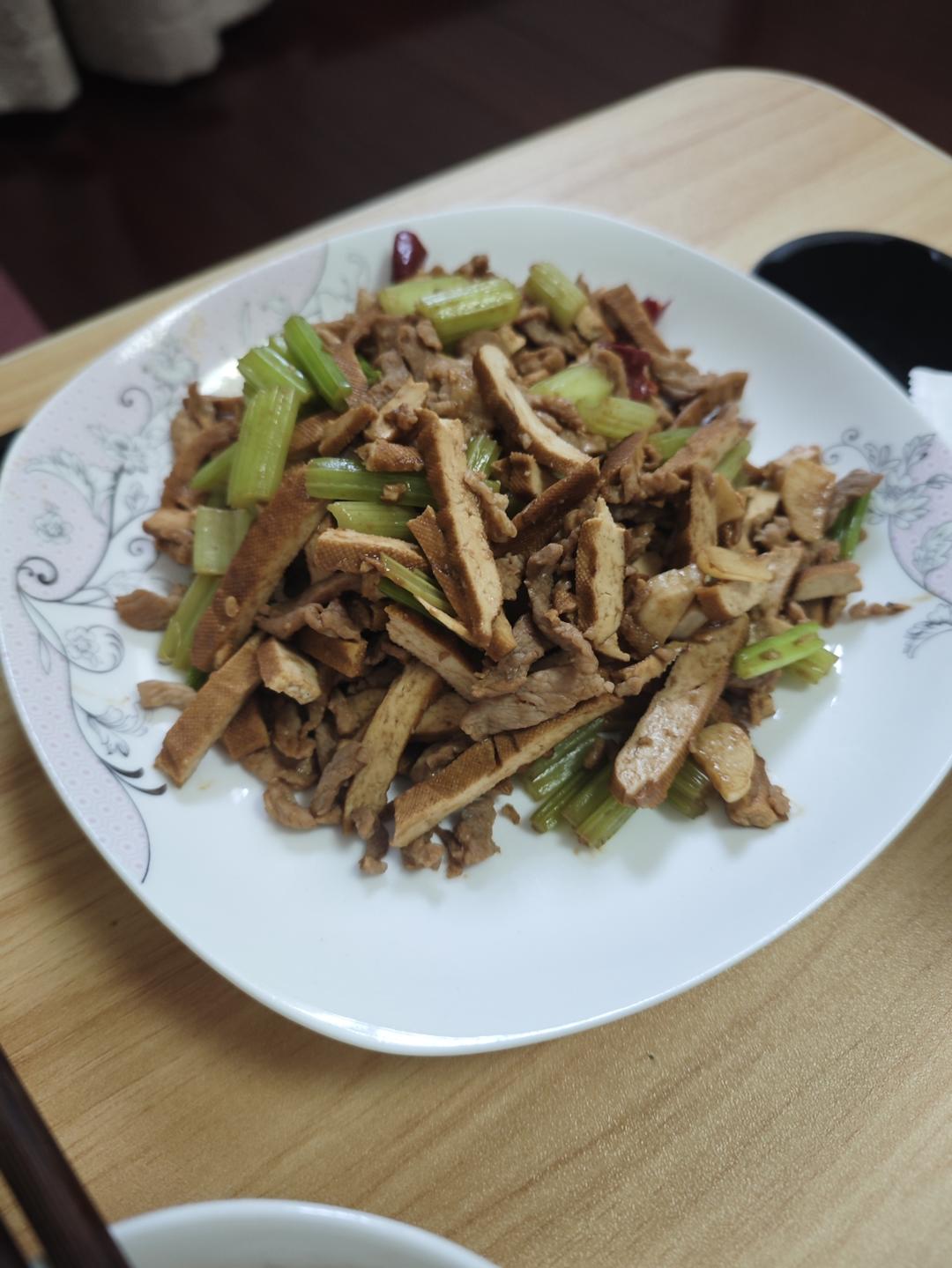 芹菜香干炒肉丝
