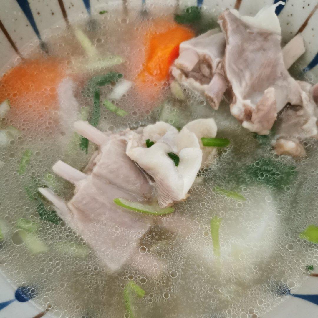 清炖羊排，老爸的拿手菜，汤鲜味浓，羊肉软烂，连萝卜都非常好吃