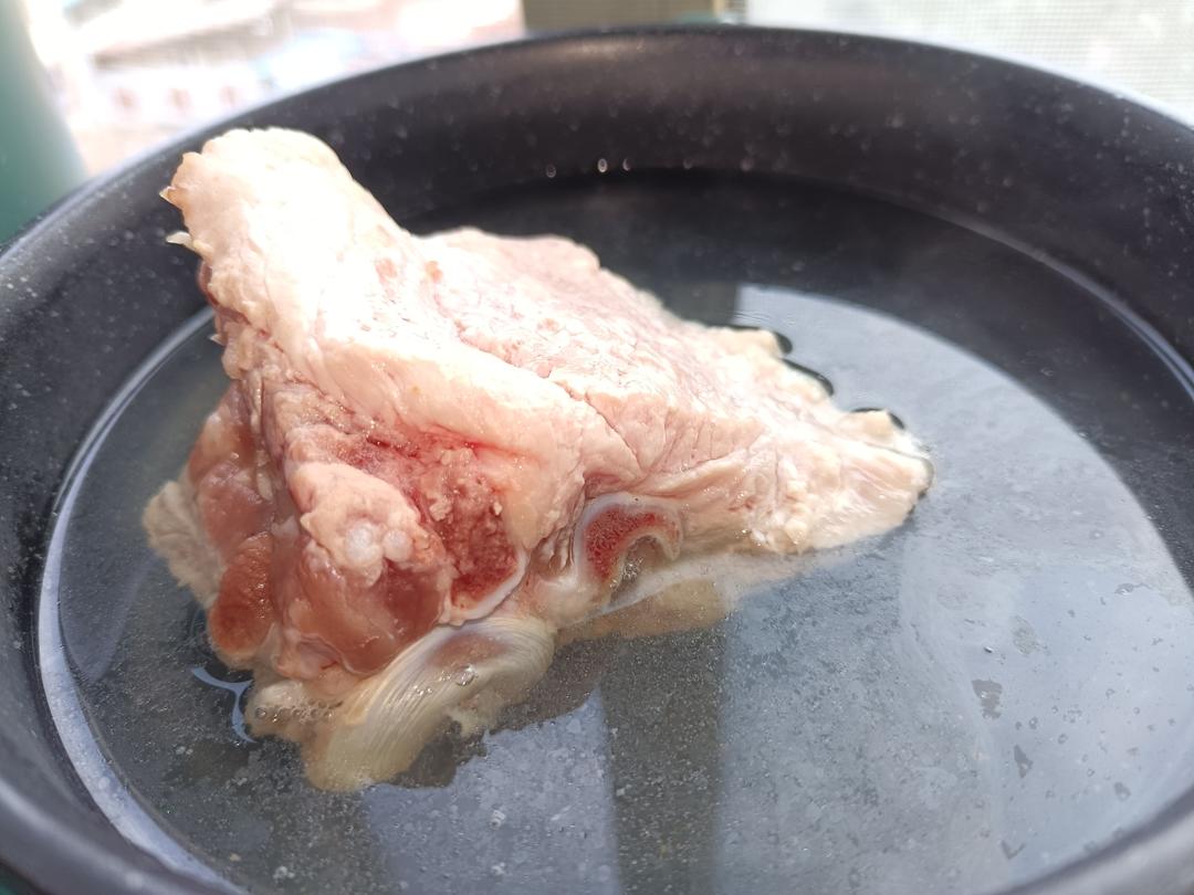 甜玉米白萝卜猪脊骨汤的做法 步骤1