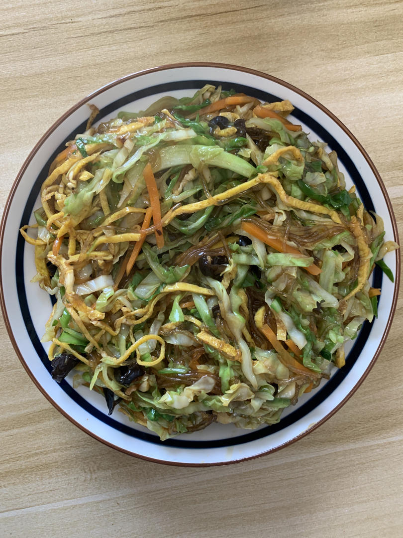 〈健康·美味〉营养丰富炒合菜～圆白菜胡萝卜鸡蛋粉丝大集合