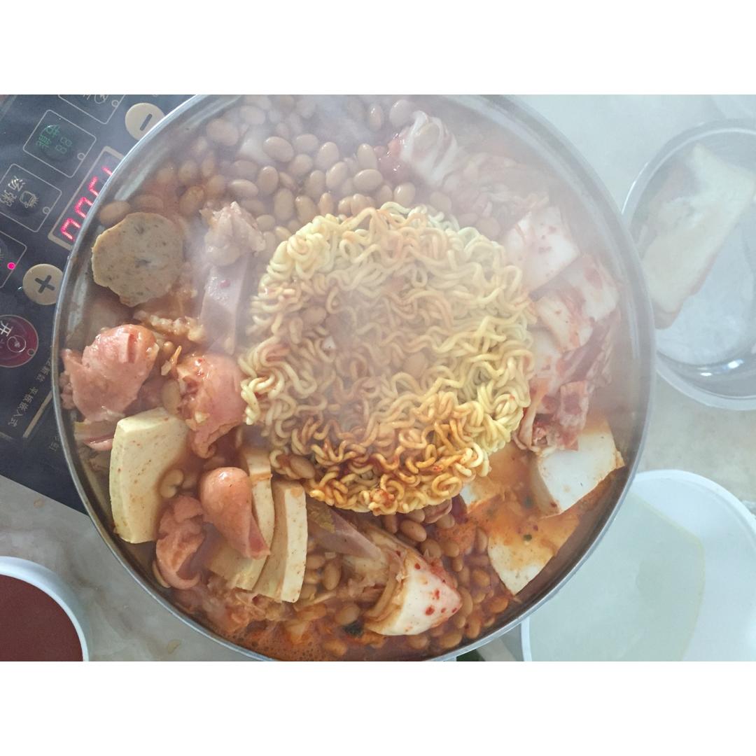 韩式部队锅 Korean Hot Pot (Budae-jjigae)