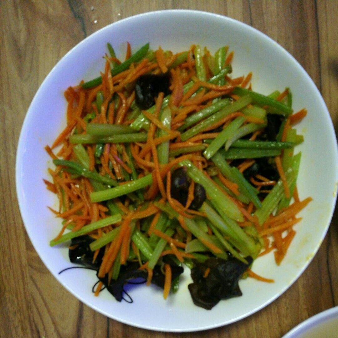 胡萝卜木耳炒芹菜