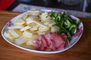 肉炒青椒土豆片的做法 步骤1